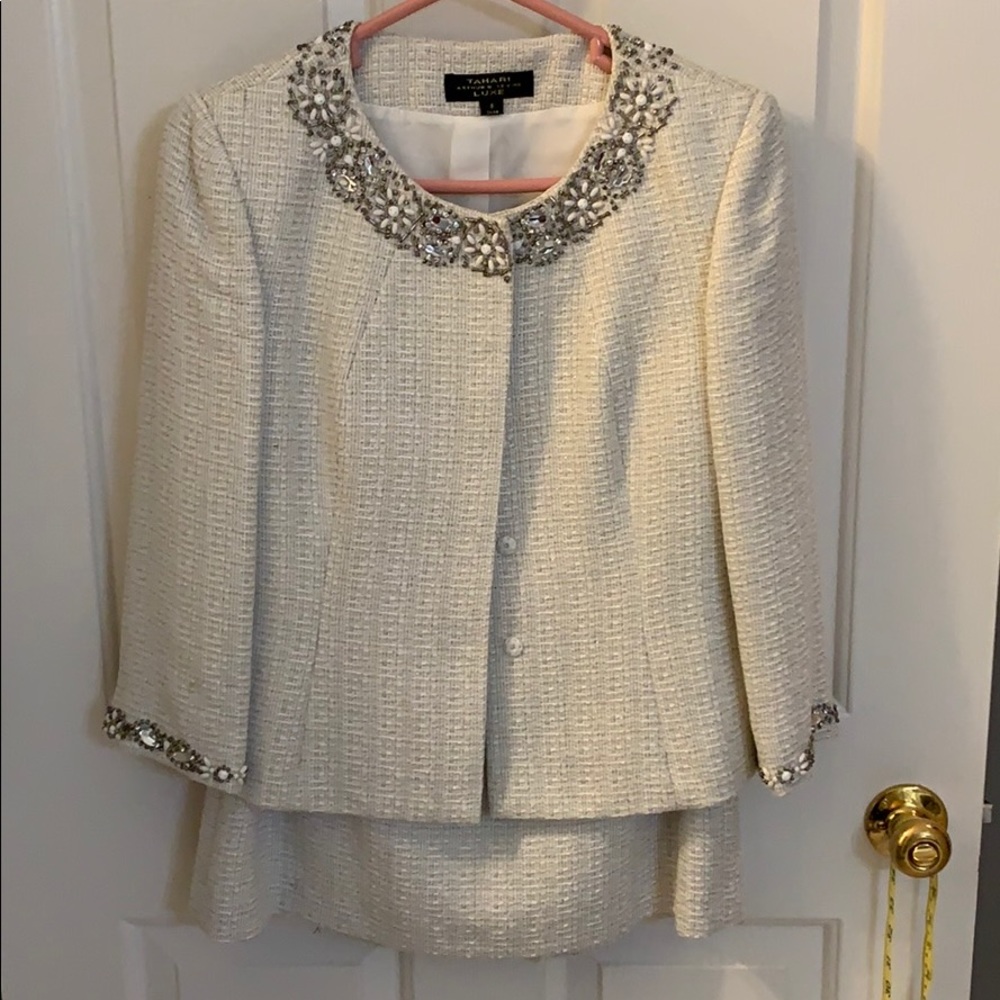 Skirt suit